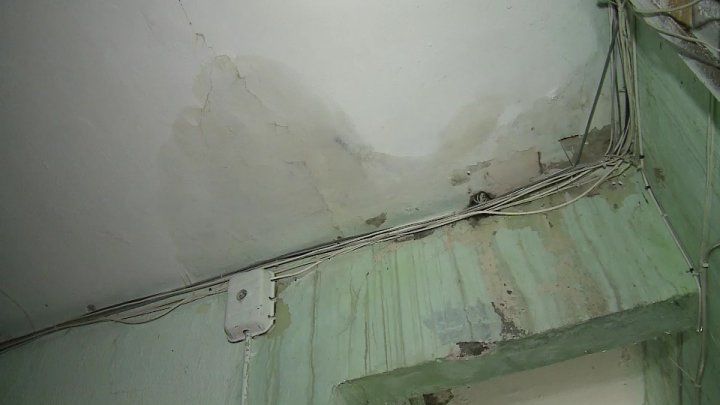 Plouă şi afară şi în casă. De 10 ani stau cu acoperişul spart. Foto: publika.md