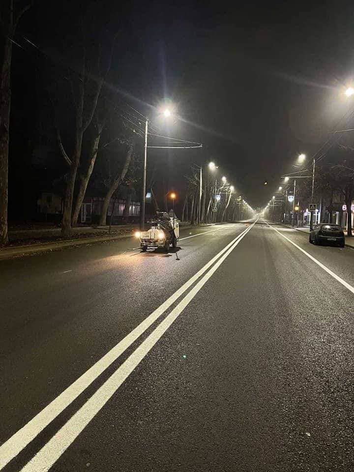 На недавно отремонтированной улице Ион Крянгэ начали наносить разметку.