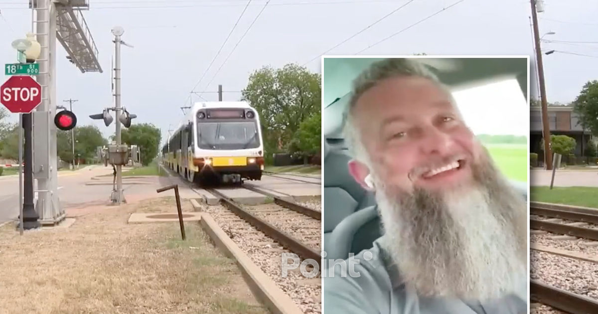 Водитель Tesla чудом избежал столкновения с поездом, когда включился автопилот.