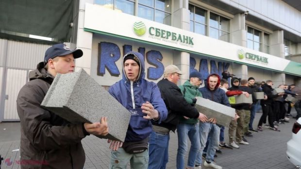 Președintele Ucrainei, Petro Poroșenko, a confirmat impunerea de sancțiuni împotriva filialelor băncilor de stat rusești.  