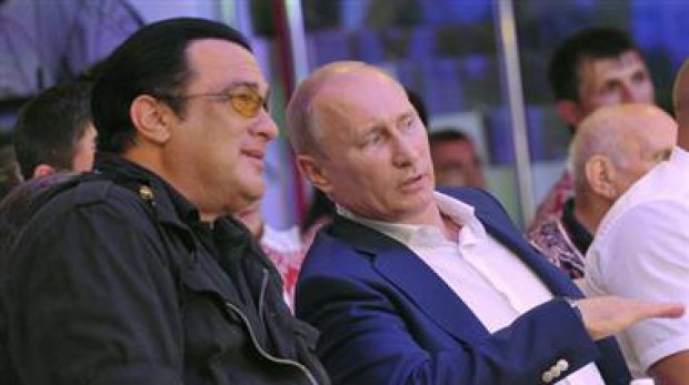 Preşedintele rus Vladimir Putin şi Steven Seagal au inaugurat, miercuri, un centru sportiv situat la Moscova.