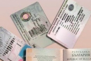 În timpul verificării, poliţiştii au găsit cinci acte de identitate false.