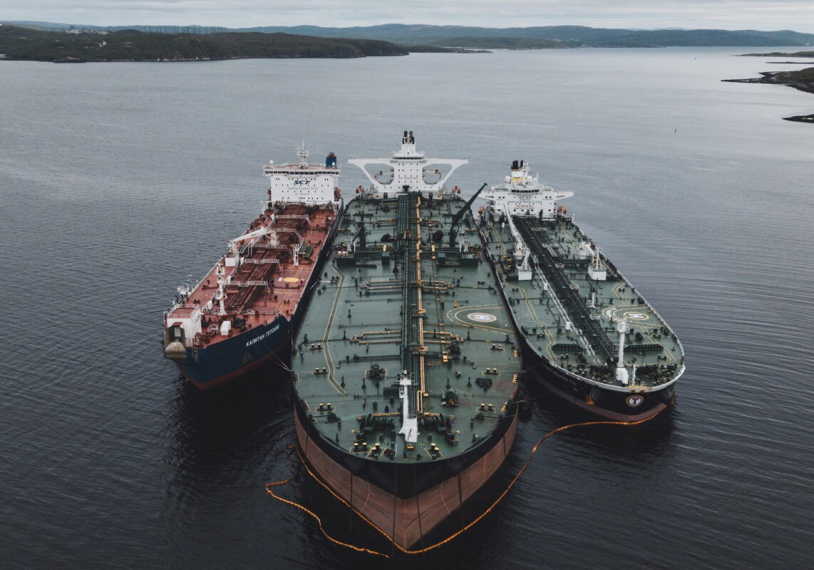 FT: Россия создает «теневой флот» из старых танкеров для экспорта нефти.