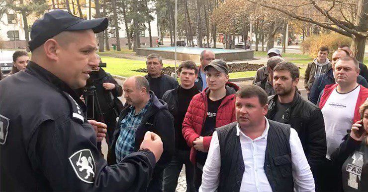 Люди недовольны тем, как распределяются разрешения на грузоперевозки в Россию. Фото: Point.md.