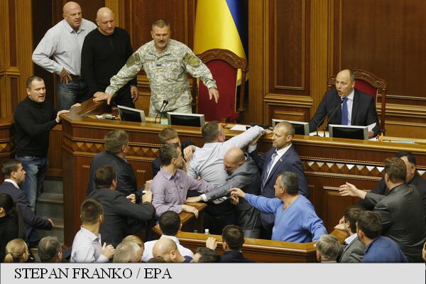 Ucraina prelungește legea privind statutul special pentru Estul separatist prorus.