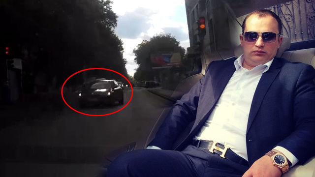 Camera de bord a unui șofer din Chișinău a înregistrat momentul în care automobilistul respectiv virează la dreapta de pe strada Decebal pe strada Trandafirilor din sectorul Botanica.