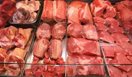 Producătorii autohtoni de carne dau alarma în privinţa volumului mare de producţie importată din Ucraina. Foto: vremeanoua.ro