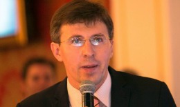 Edilul capitalei nu s-a sfiit să recunoască că a tras cu ochiul şi la decolteul bunei sale prietene