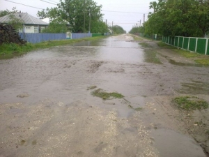 Salvatorii au efectuat lucrări de pompare şi evacuare a apei, precum şi de fortificare a digului