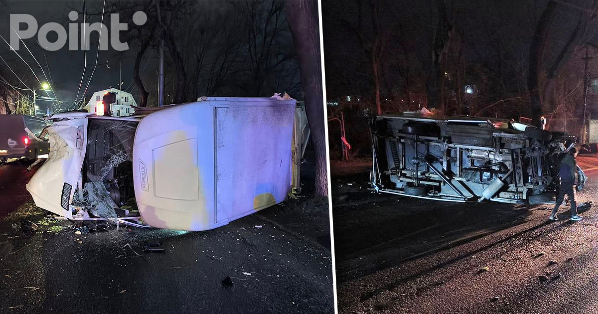 Un microbuz s-a izbit violent într-un pilon și s-a răsturnat în Capitală: Sunt victime.