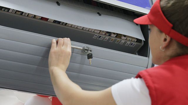 Сейчас сигареты не продают людям младше 18 года. Фото: tass.ru