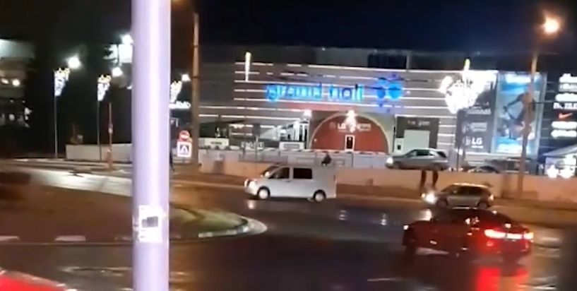 Водитель устроил дрифт на кругу у ж/д вокзала в столице.