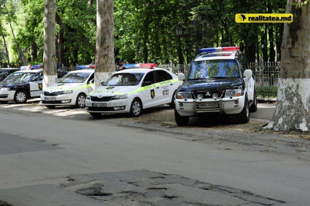 Se deplasează pe străzile capitalei cu girofarul inclus, pentru a fi mai vizibili în trafic.