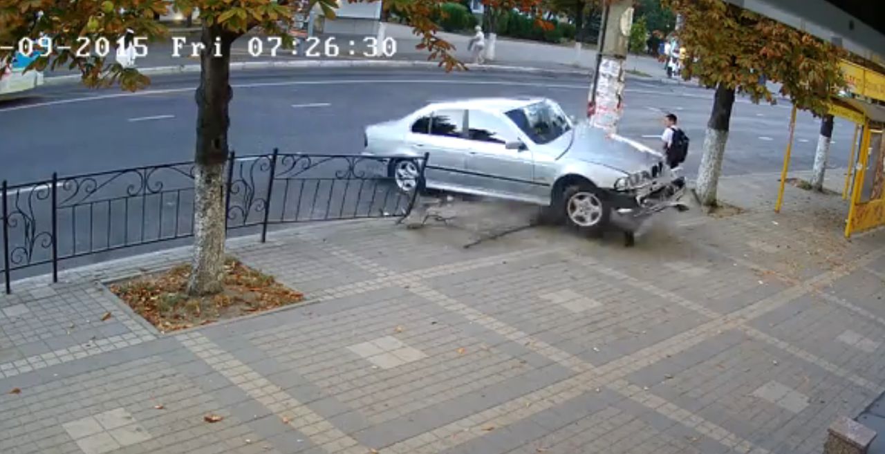 Столб спас симферопольского школьника от неуправляемой BMW.