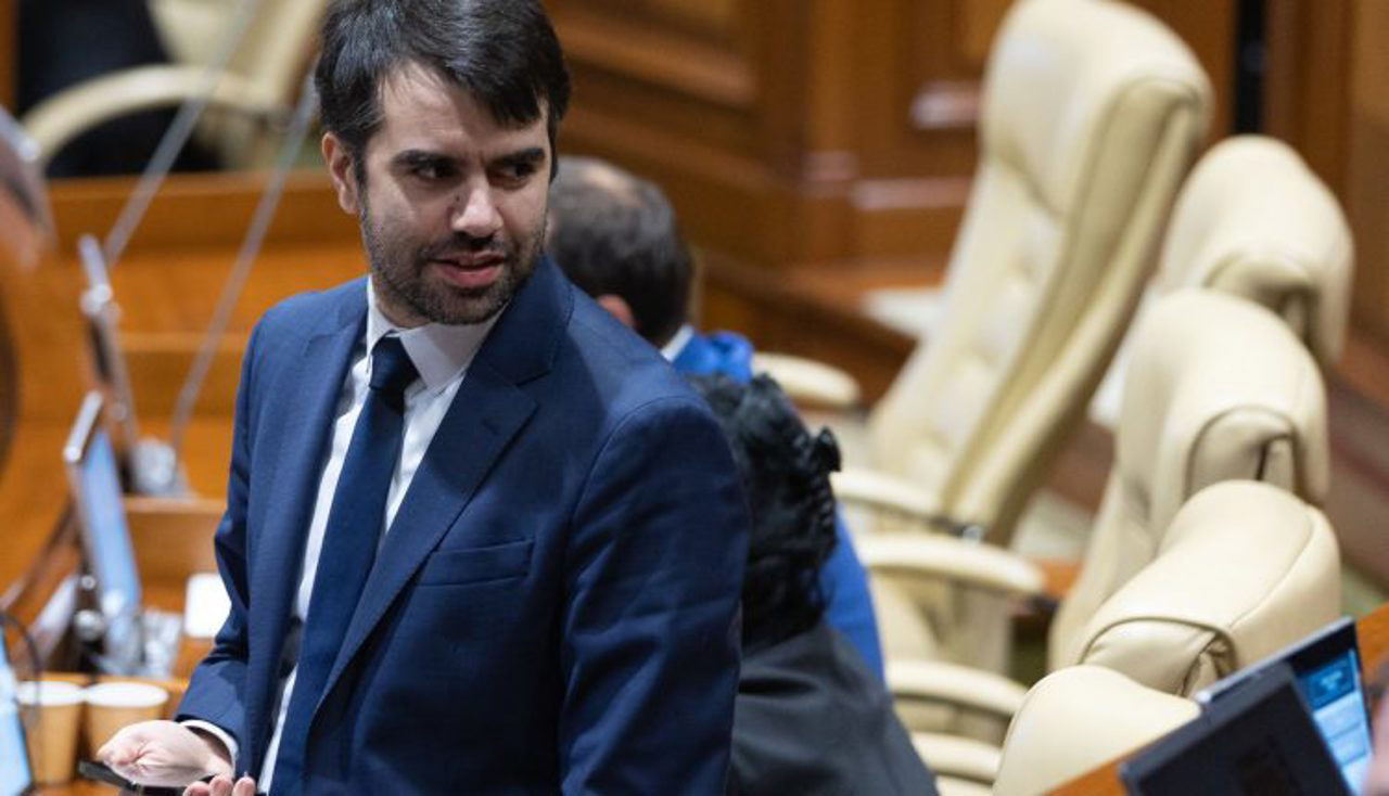 ПДС осталась без депутата: Парламент принял заявление Артура Мижи об отставке.