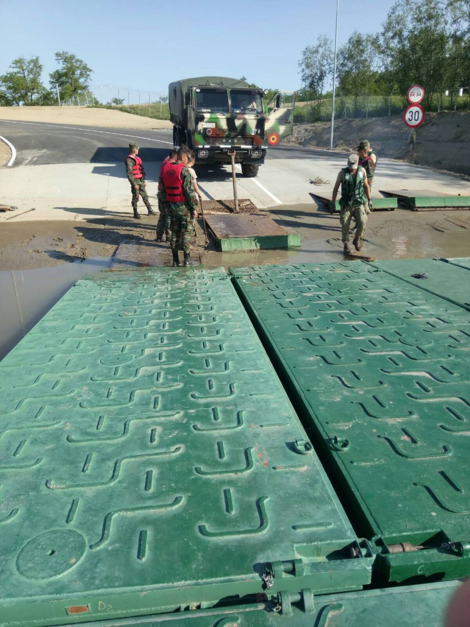 Погранполиция: Мост Леова-Бумбата временно недоступен.