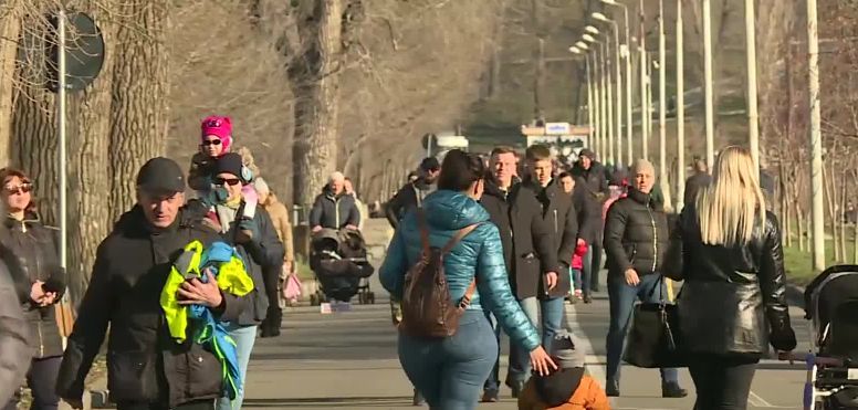 После застолий жители столицы отправились в парки.