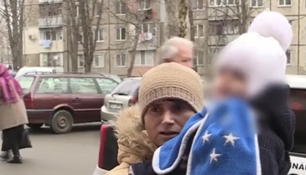 Полиция задержала женщину, державшую детей на холоде ради милостыни.