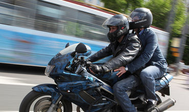 Preţul unei călătorii cu motocicleta porneşte de la 60 lei.