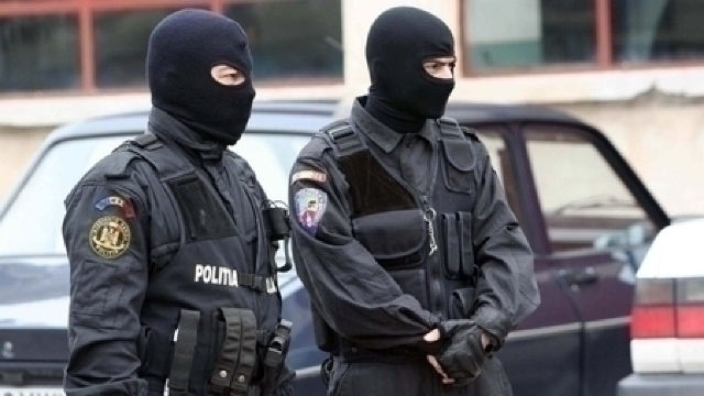 Contrabandă cu arme în România: Peste 300 de percheziții, efectuate în cadrul anchetei.