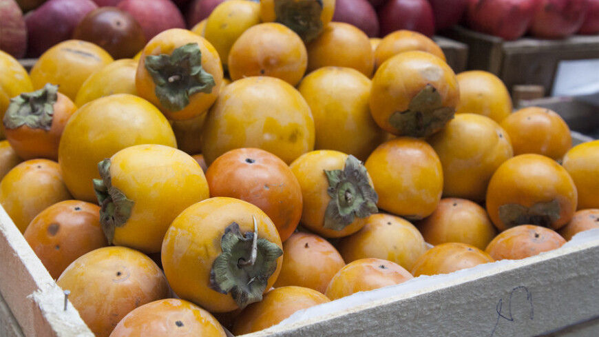 Хурму нельзя есть с другими продуктами.