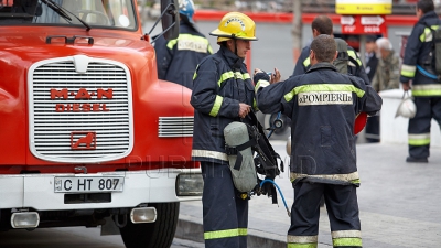 Un bărbat și o femeie au ars în propria locuință. Incendiul a izbucnit în seara zilei de ieri pe strada Grigore Vieru din sectorul Centru al capitalei.