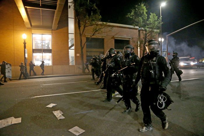 Протестующие в Портленде подожгли здание правительства. Фото: oregonlive.com.