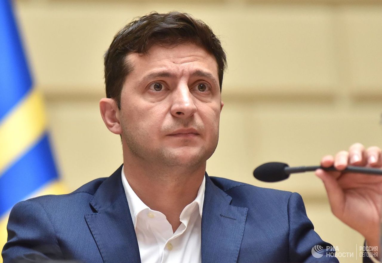 Зеленский поручил жестко реагировать на "провокации" в Донбассе.