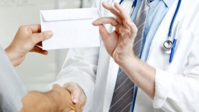 La momentul reţinerii, suma de 5.000 de lei a fost depistată în portmoneul medicului şi a fost predată benevol angajaţilor CNA.