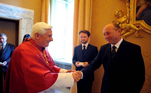După această întrevedere preşedintele şi doamna Maria Băsescu vor depune un buchet de flori şi vor deţine un moment de reculegere la mormântul Papei Ioan Paul al II-lea din Bazilica San Pietro.  