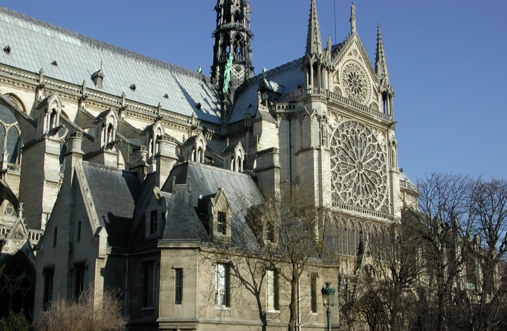 Un scriitor şi istoric francez care se opunea căsătoriilor între persoanale de acelaşi sex s-a sinucis, în incinta Catedralei Notre-Dame din Paris.