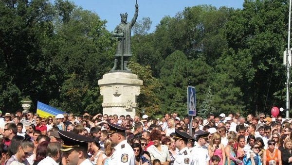 Aceştia au fost urmaţi de mai mulţi miniştri, deputaţi şi alţi oficiali.
