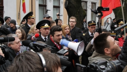 Deputații PCRM, care au organizat astăzi un protest în fața Reședinței de Stat, au bruscat și înjurat angajații Președinției. 