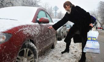 Государственная гидрометеорологическая служба объявила о желтом коде в связи с обильными снегопадами.