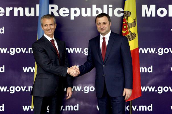 Влад Филат во время встречи с первым вице-премьер-министром Украины Валерием Хорошковским.