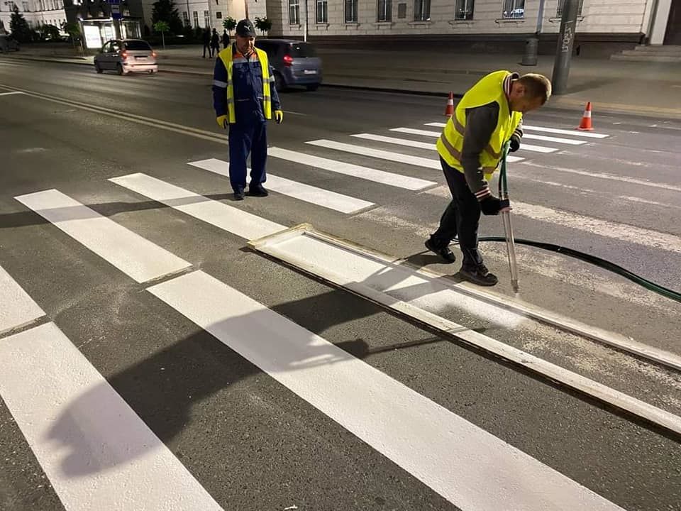 Профильные службы приступили к работам по нанесению дорожной разметки.
