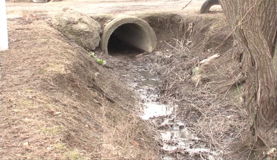 Stradă inundată cu rahat la Bubuieci: Oamenii se sufocă în mirosul dejecțiilor