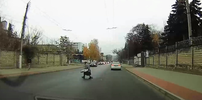 В Бельцах водителю чудом удалось избежать наезда на пенсионерку.