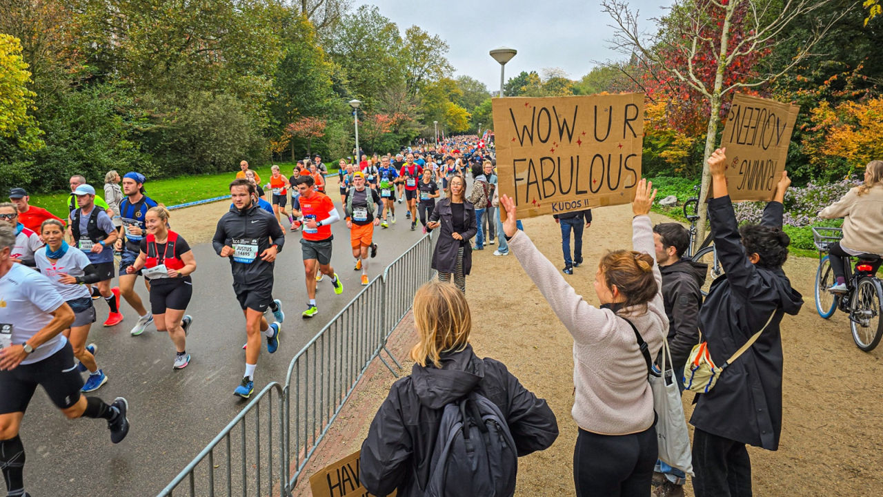 Premierul Olandei a alergat un semimaraton în Amsterdam, ascunzându-se sub un pseudonim.
