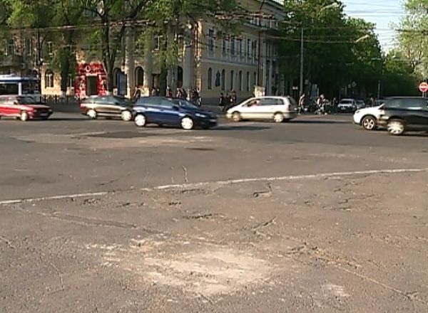 Craterul de aproape jumatate de metru s-a format pe bulevardul Stefan cel Mare la intersectie cu strada Banulescu Bodoni. Foto: protv.md