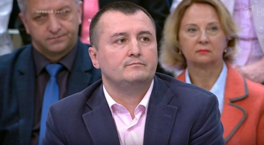 На уточняющий вопрос ведущего украинский гость уточнил, что Киев покупает у Москвы нефть и газ. 
