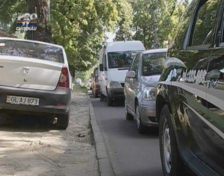 Unde îşi pot parca automobilele participanţii la manifestaţiile Zilei Vinului. Foto: protv.md