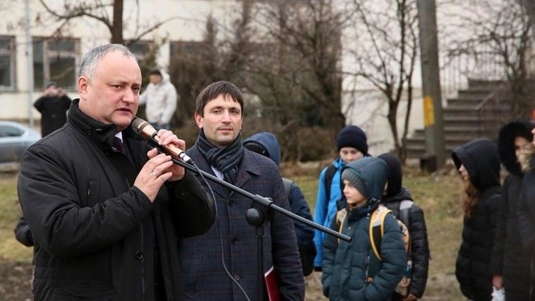Dodon l-a insultat pe primarul de Băcioi, după discursul său ironic. Foto: deschide.md