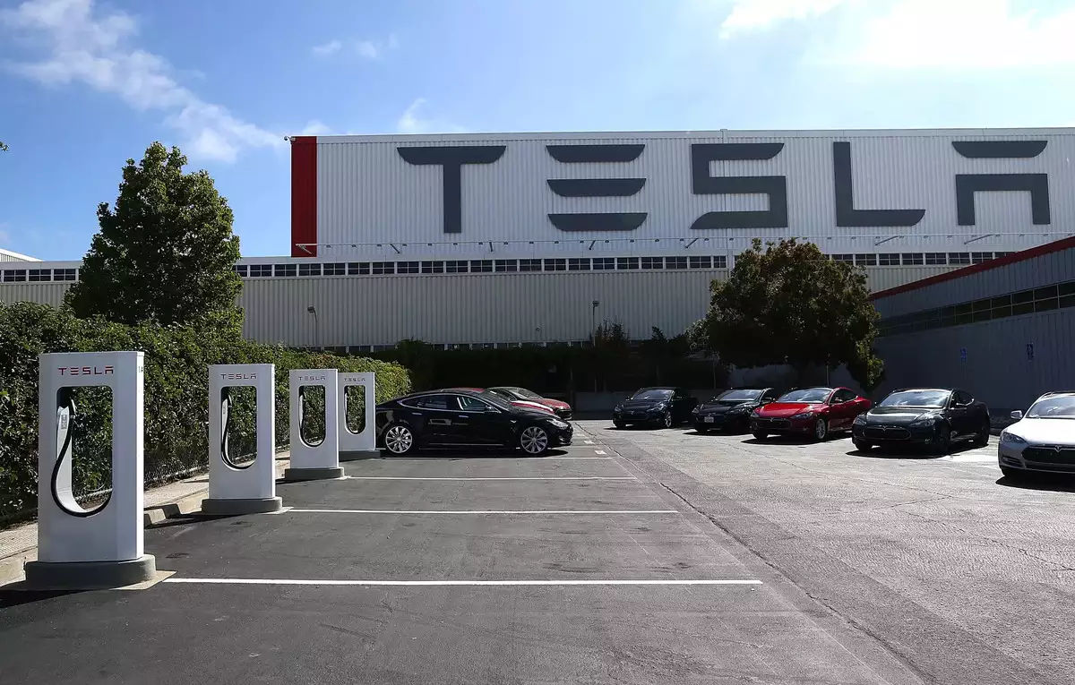 Tesla уволит более 10% штата по всему миру из-за падения продаж.