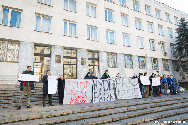 Активисты подчёркивают, что свобода выражения мнений является одним из основополагающих прав.