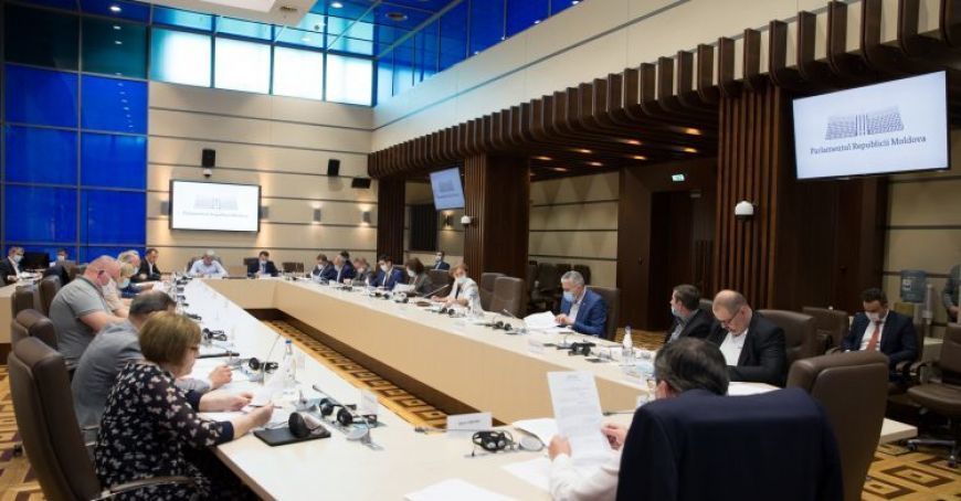 Возобновляются пленарные заседания парламента.