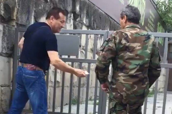 Un veteran, surprins cum ia bani pentru ca să participe la manifestație. Foto: unimedia