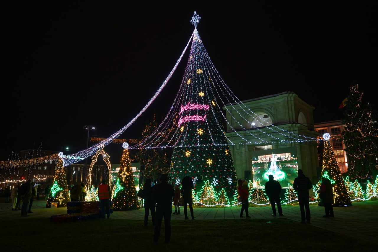 Власти не спешат демонтировать елку в центре столицы.