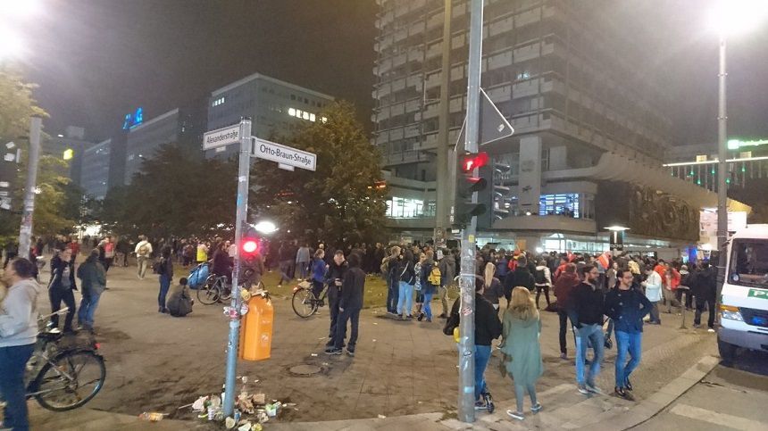Sute de persoane au manifestat duminică seara în mai multe oraşe în Germania.