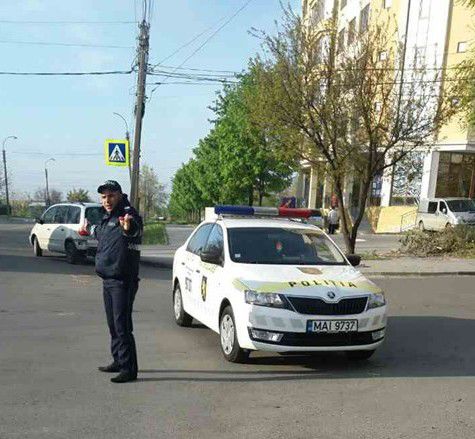 Doi hoți au fost reținuți de oamenii legii la doar zece minute după ce au răpit un automobil. 